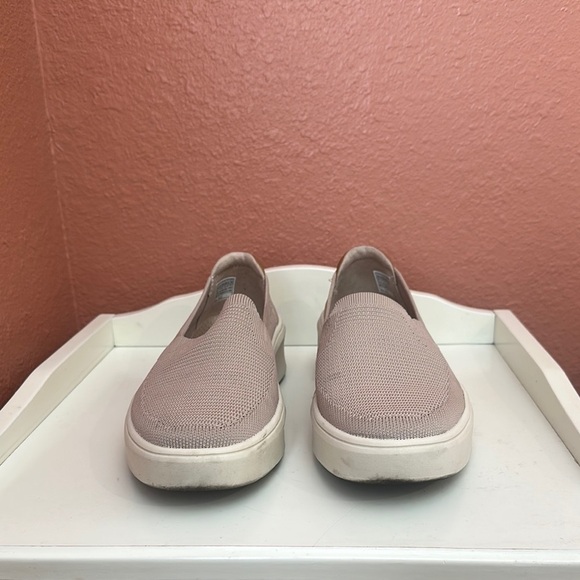 Sketchers Shoes - Picture 2 of 4